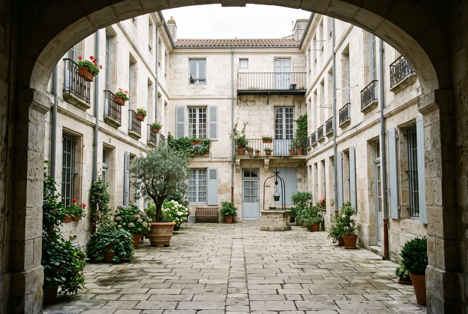 Cour intérieure d'un immeuble à La Rochelle